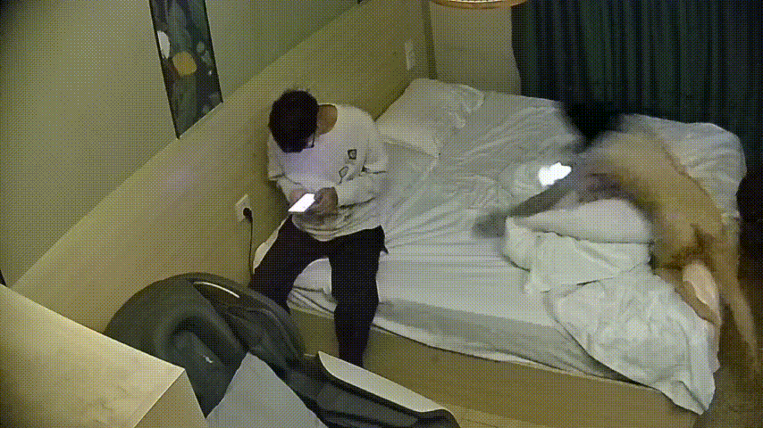 06.13  补链   主题酒店 12-10 年轻小情侣 女生身材苗条讨人喜欢 男生也是个牲口 把逼里的水都操干了 涂上润滑油继续