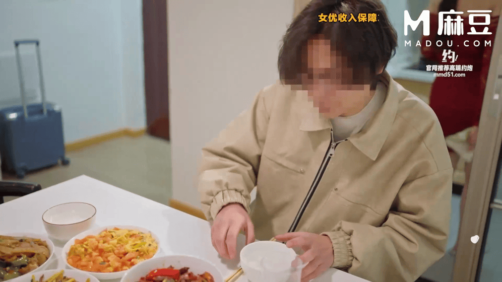 傳說中的女優終於約到啦！奶大皮膚白的大眼正妹3P乾完意猶未盡