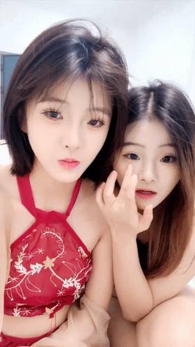 性感纯欲小妞和姐妹玩大哥的大鸡巴【33P】