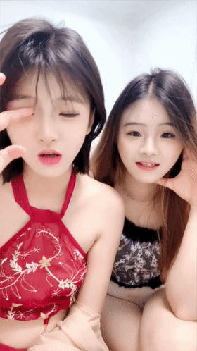 性感纯欲小妞和姐妹玩大哥的大鸡巴【33P】