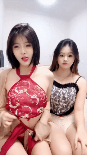 性感纯欲小妞和姐妹玩大哥的大鸡巴【33P】