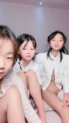 年纪不大的三个00后嫩妹妹超会玩【34P】