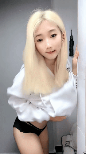 娇嫩黄毛小妹大秀赚外快【31P】