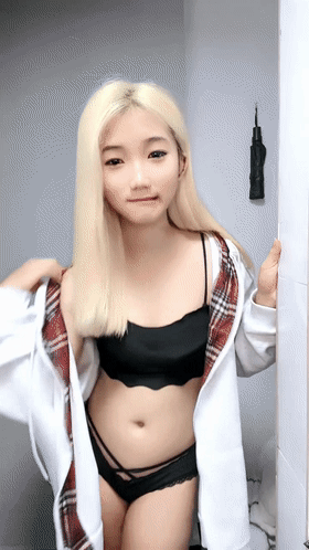 娇嫩黄毛小妹大秀赚外快【31P】