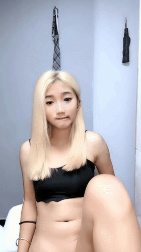 娇嫩黄毛小妹大秀赚外快【31P】