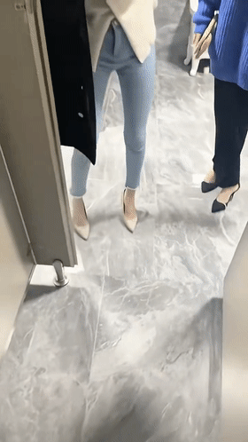 两小骚货美女闺蜜公厕被草后撒了泡尿【33P】