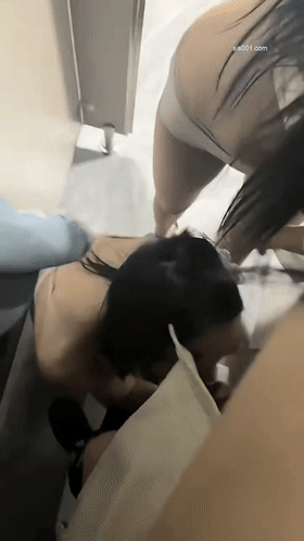 两小骚货美女闺蜜公厕被草后撒了泡尿【33P】