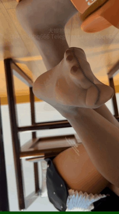 推特【大嫂抱歉】偷偷意淫嫂子内裤丝袜脚撸射舔脚合集