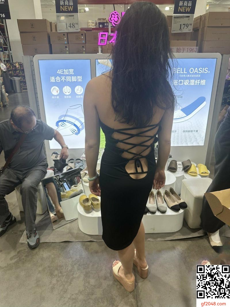 国内露出骚妻【kan】被老公命令水上乐园骑行各种露出,健身房穿透视泳衣让旁人视奸,还和健身房小伙约了次3P